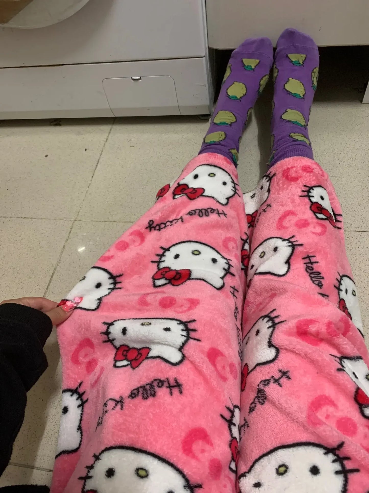 Hello Kitty spodnie piżamowe – anime spodnie piżamowe dla kobiet, z motywem kreskówkowym. Idealne także jako komplet dla par. Wygodne, luźne spodnie do spania i noszenia w domu, w stylu Y2K i kawaii.