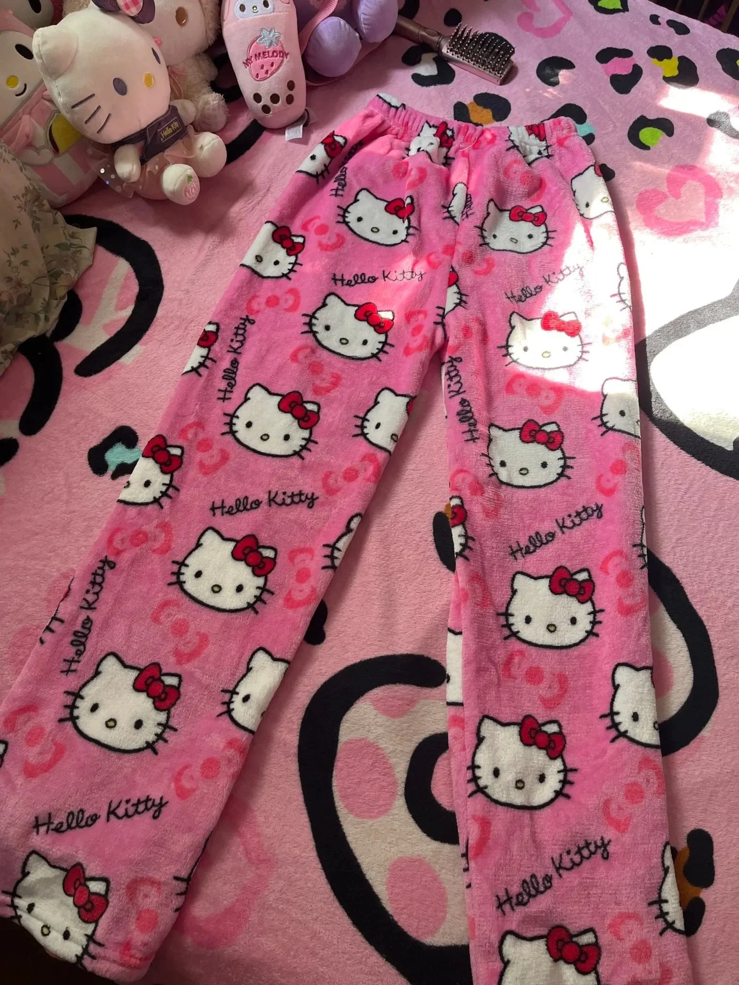 Hello Kitty spodnie piżamowe – anime spodnie piżamowe dla kobiet, z motywem kreskówkowym. Idealne także jako komplet dla par. Wygodne, luźne spodnie do spania i noszenia w domu, w stylu Y2K i kawaii.