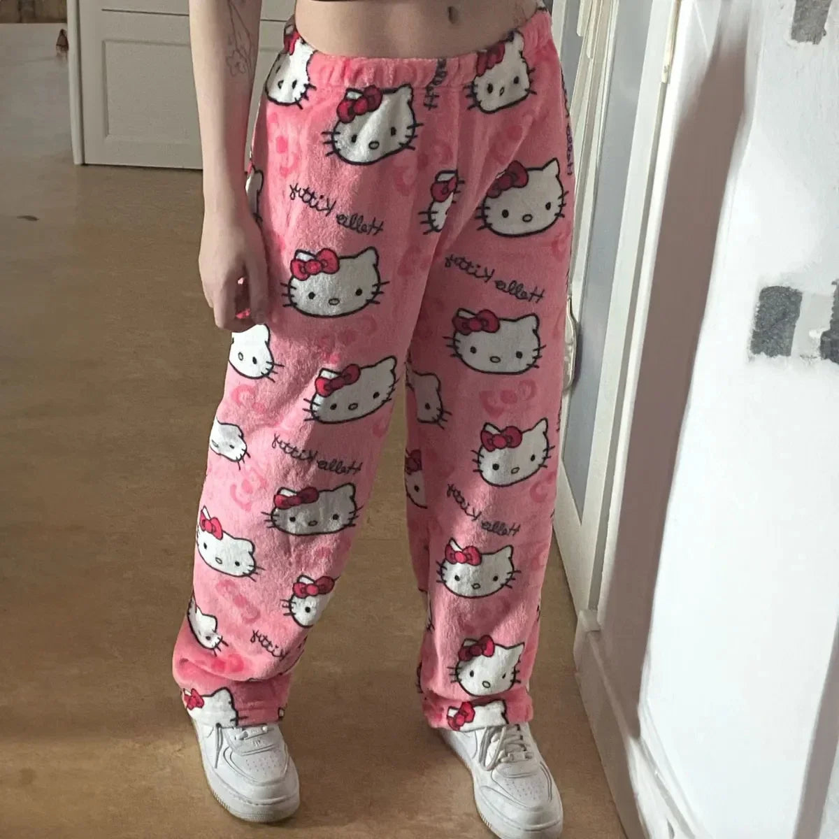 Hello Kitty spodnie piżamowe – anime spodnie piżamowe dla kobiet, z motywem kreskówkowym. Idealne także jako komplet dla par. Wygodne, luźne spodnie do spania i noszenia w domu, w stylu Y2K i kawaii.