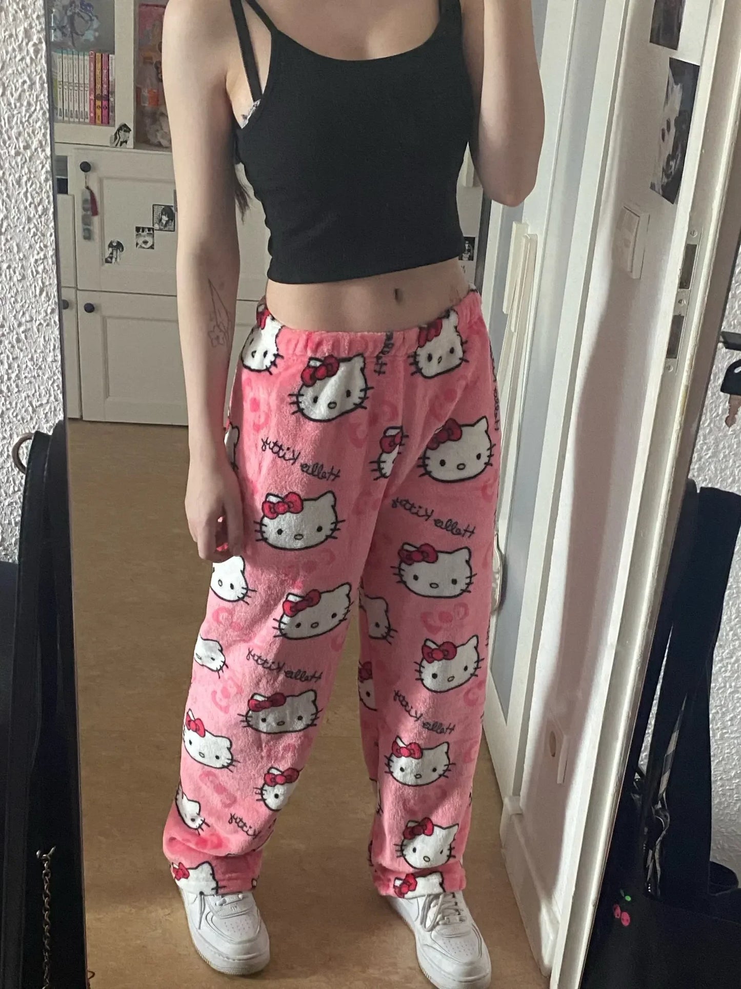 Hello Kitty spodnie piżamowe – anime spodnie piżamowe dla kobiet, z motywem kreskówkowym. Idealne także jako komplet dla par. Wygodne, luźne spodnie do spania i noszenia w domu, w stylu Y2K i kawaii.