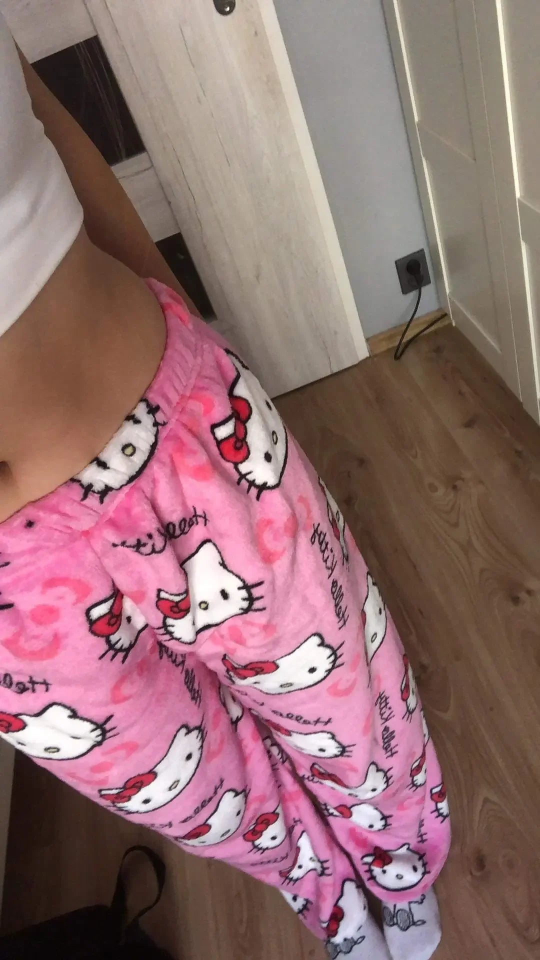 Hello Kitty spodnie piżamowe – anime spodnie piżamowe dla kobiet, z motywem kreskówkowym. Idealne także jako komplet dla par. Wygodne, luźne spodnie do spania i noszenia w domu, w stylu Y2K i kawaii.