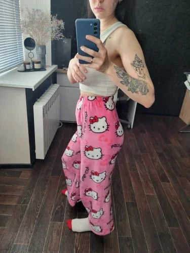 Hello Kitty spodnie piżamowe – anime spodnie piżamowe dla kobiet, z motywem kreskówkowym. Idealne także jako komplet dla par. Wygodne, luźne spodnie do spania i noszenia w domu, w stylu Y2K i kawaii.