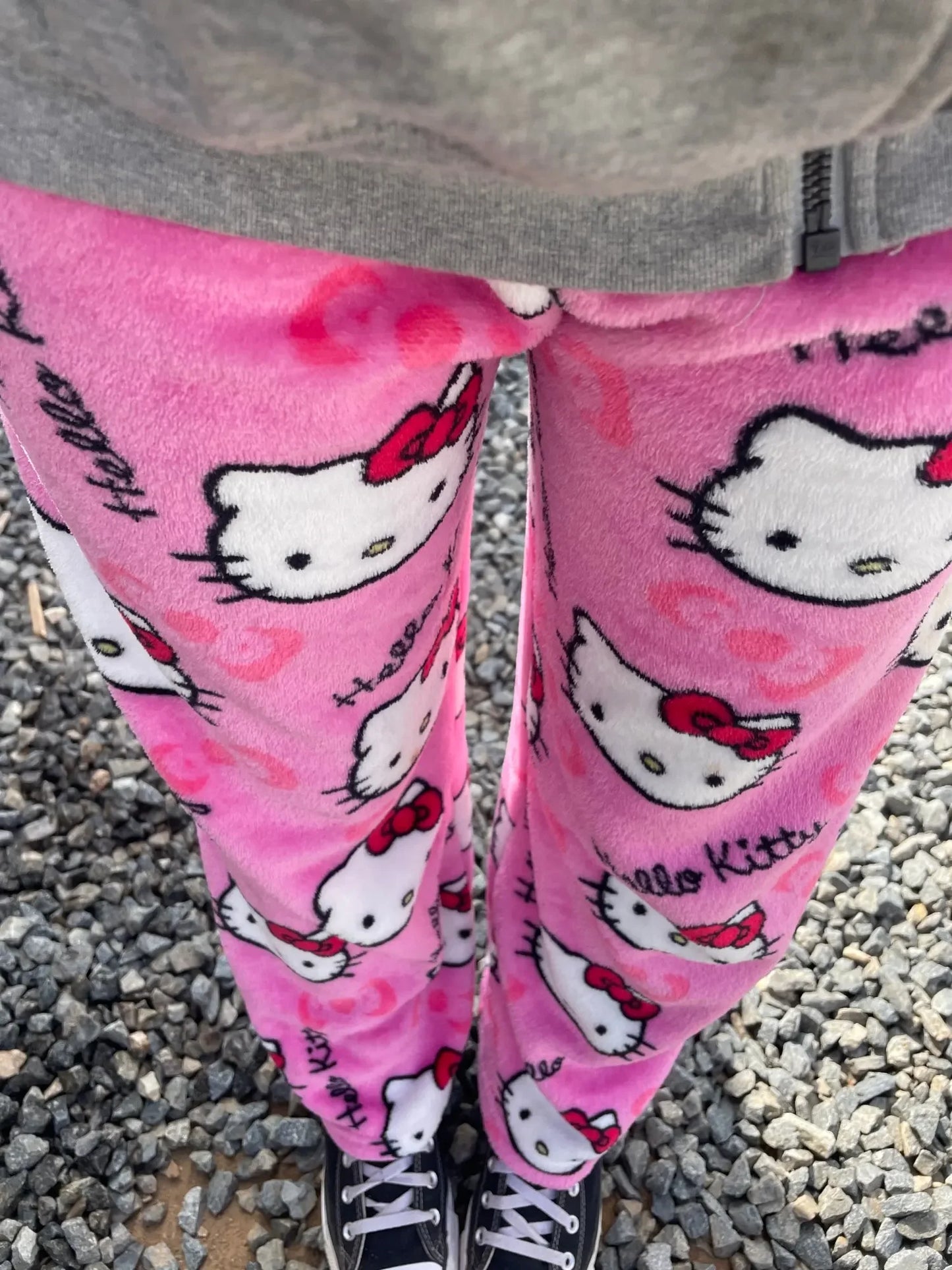 Hello Kitty spodnie piżamowe – anime spodnie piżamowe dla kobiet, z motywem kreskówkowym. Idealne także jako komplet dla par. Wygodne, luźne spodnie do spania i noszenia w domu, w stylu Y2K i kawaii.