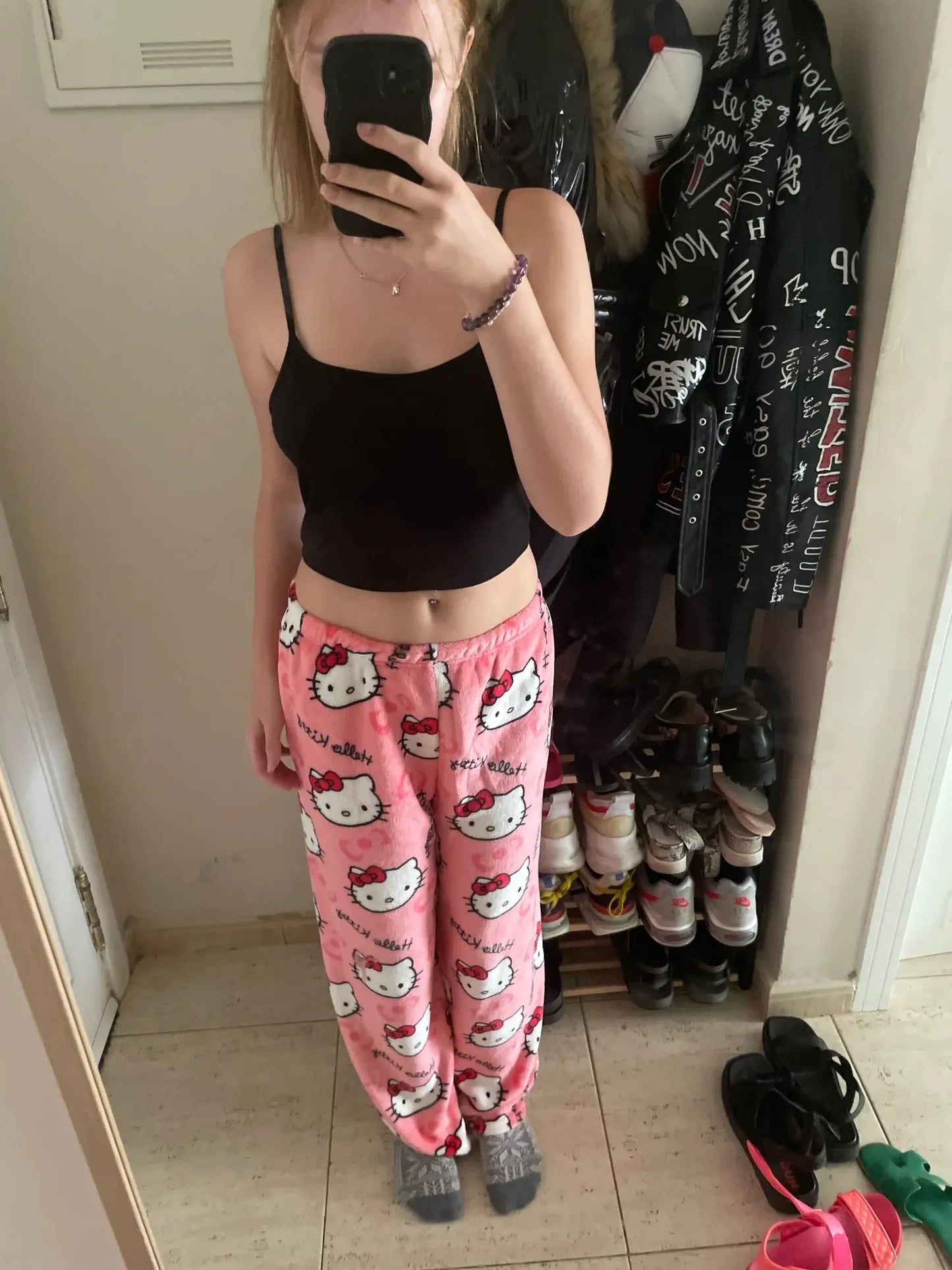 Hello Kitty spodnie piżamowe – anime spodnie piżamowe dla kobiet, z motywem kreskówkowym. Idealne także jako komplet dla par. Wygodne, luźne spodnie do spania i noszenia w domu, w stylu Y2K i kawaii.