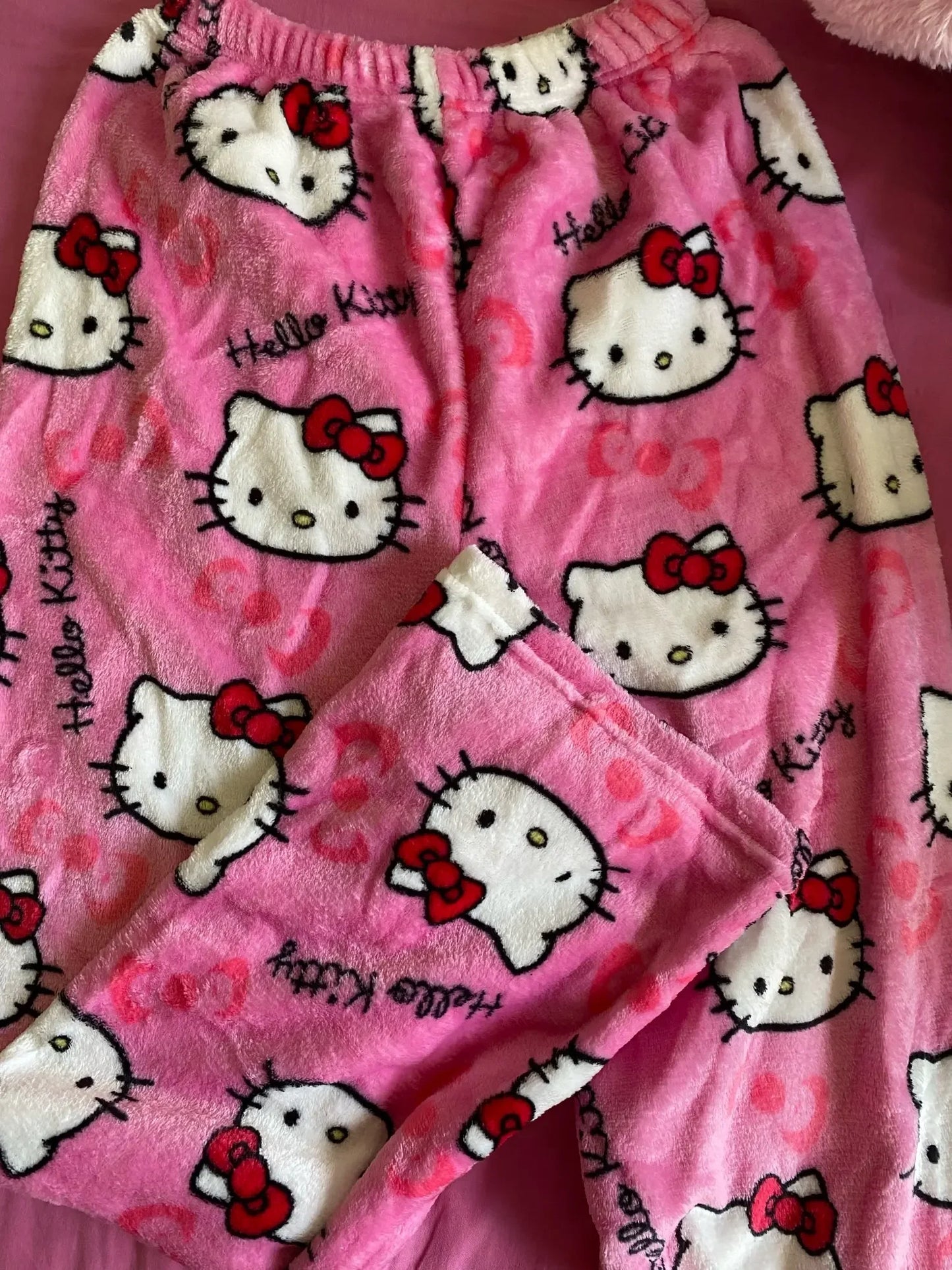 Hello Kitty spodnie piżamowe – anime spodnie piżamowe dla kobiet, z motywem kreskówkowym. Idealne także jako komplet dla par. Wygodne, luźne spodnie do spania i noszenia w domu, w stylu Y2K i kawaii.
