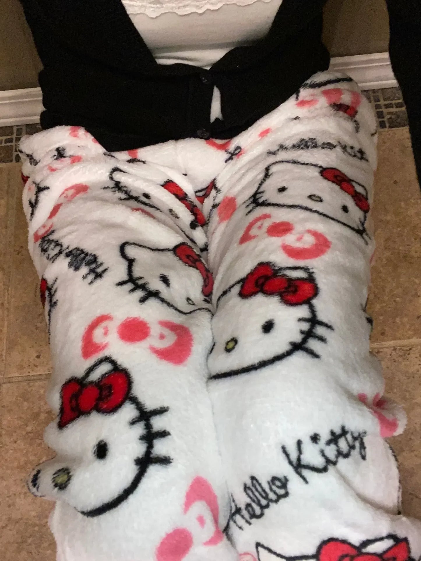 Hello Kitty spodnie piżamowe – anime spodnie piżamowe dla kobiet, z motywem kreskówkowym. Idealne także jako komplet dla par. Wygodne, luźne spodnie do spania i noszenia w domu, w stylu Y2K i kawaii.