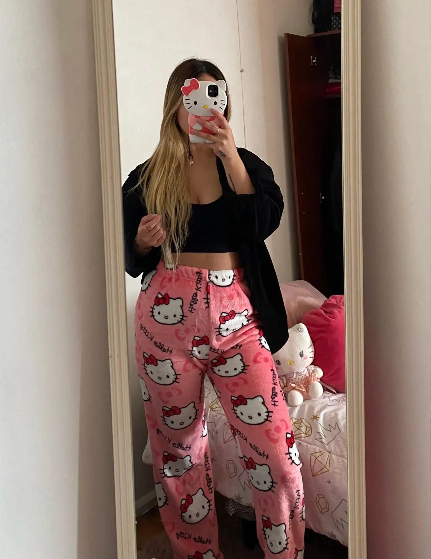 Hello Kitty spodnie piżamowe – anime spodnie piżamowe dla kobiet, z motywem kreskówkowym. Idealne także jako komplet dla par. Wygodne, luźne spodnie do spania i noszenia w domu, w stylu Y2K i kawaii.