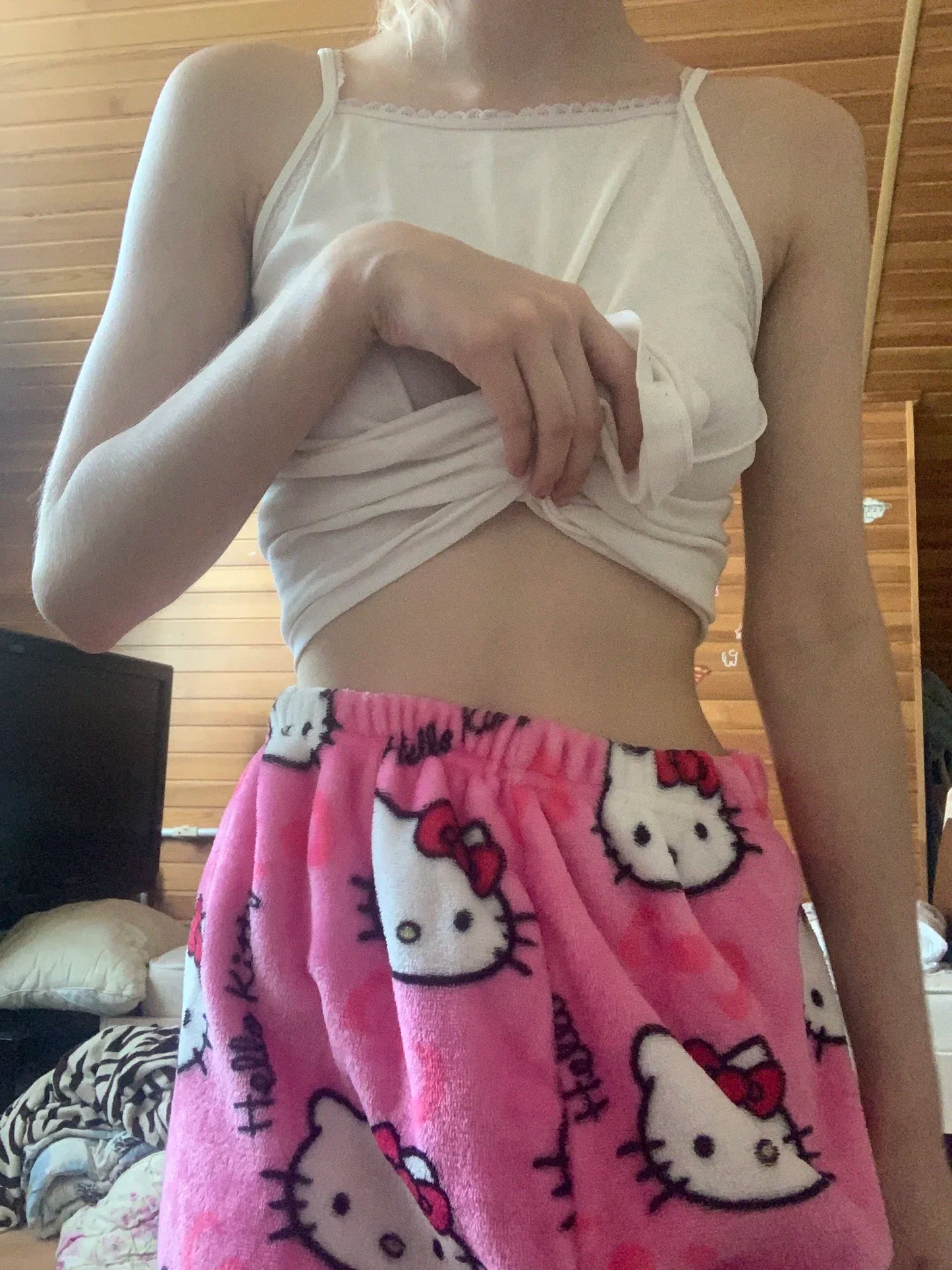Hello Kitty spodnie piżamowe – anime spodnie piżamowe dla kobiet, z motywem kreskówkowym. Idealne także jako komplet dla par. Wygodne, luźne spodnie do spania i noszenia w domu, w stylu Y2K i kawaii.