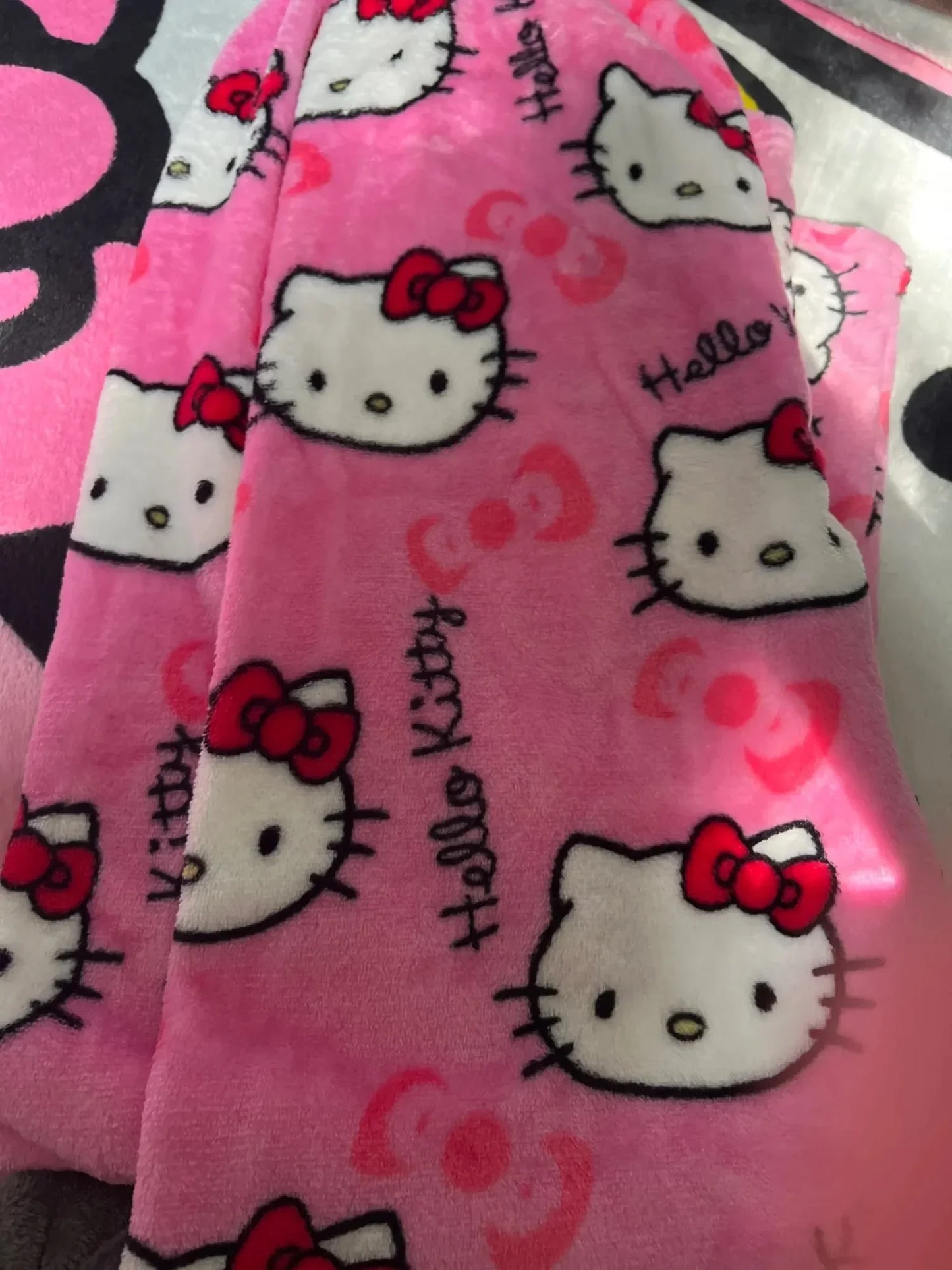 Hello Kitty spodnie piżamowe – anime spodnie piżamowe dla kobiet, z motywem kreskówkowym. Idealne także jako komplet dla par. Wygodne, luźne spodnie do spania i noszenia w domu, w stylu Y2K i kawaii.