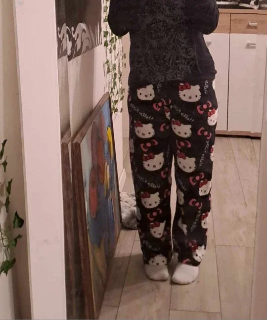 Hello Kitty spodnie piżamowe – anime spodnie piżamowe dla kobiet, z motywem kreskówkowym. Idealne także jako komplet dla par. Wygodne, luźne spodnie do spania i noszenia w domu, w stylu Y2K i kawaii.