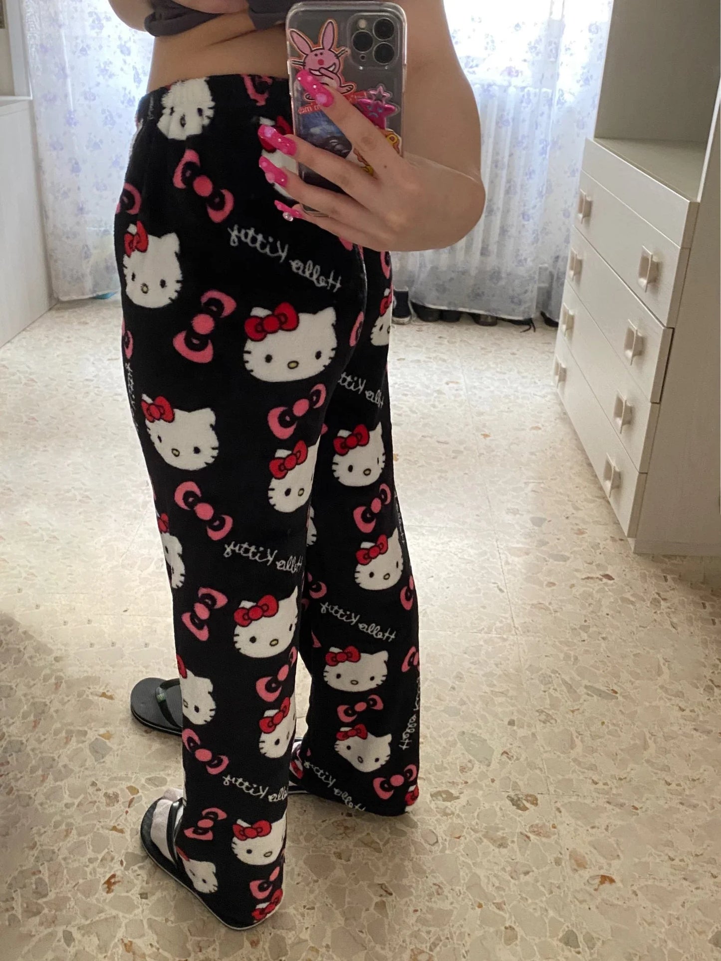 Hello Kitty spodnie piżamowe – anime spodnie piżamowe dla kobiet, z motywem kreskówkowym. Idealne także jako komplet dla par. Wygodne, luźne spodnie do spania i noszenia w domu, w stylu Y2K i kawaii.